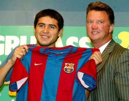 El Van Gaal de Barcelona, con Juan Román Riquelme: nunca coincidieron y el argentino terminó yéndose del equipo catalán por su estilo defensivo