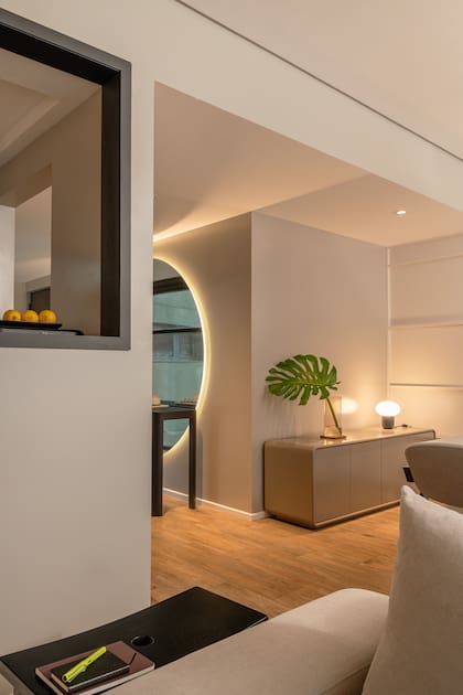 El vano que comunica la cocina con la zona social y la vista al pasillo que lleva a los dormitorios