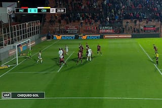 Un gol anulado, cinco minutos de espera y todos mirando la jugada en los teléfonos