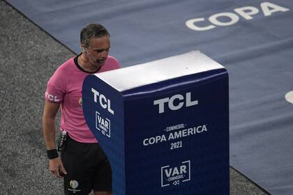 El VAR llamó a Patricio Loustau y le hizo ver la jugada por el monitor; al final revirtió el fallo y dio pique en lugar de penal para Neymar