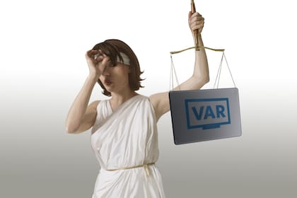 El VAR, un elemento que llegó al fútbol argentino y todavía no ofrece las certezas que se reclamaban