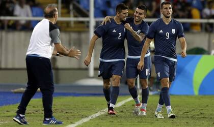 El Vasco les da indicaciones a Gianetti, Correa y Calleri, tres pilares del seleccionado