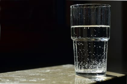 El vaso de agua arriba de la mesita de luz: algo que debemos evitar