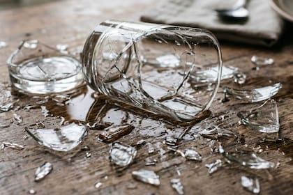 El vaso roto indica que se liberaron las malas energías contenidas en el hogar (Foto: Gemini)