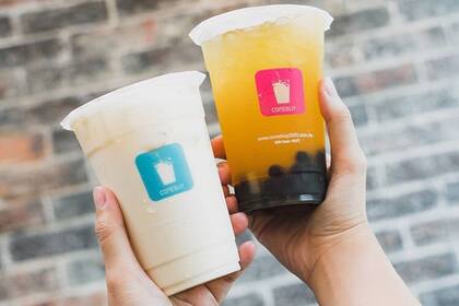 El vaso ruega “consumir antes de los 45 minutos”.