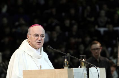 Viganò tuvo que presentarse en el Vaticano para recibir la acusación