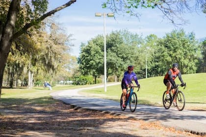 El vecindario cuenta con parques naturales ideales para caminatas y ciclismo