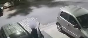 Intentaron robarle el auto y respondió con una ráfaga de disparos que puso en fuga a los ladrones