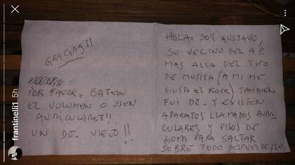 El vecino le dejó a Francisco la carta escrita en una servilleta por debajo de la puerta.