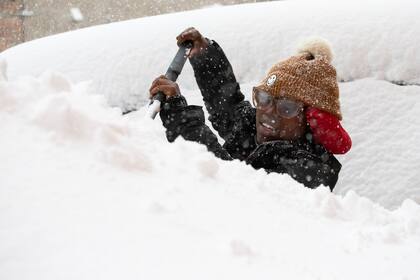 El vecino tuvo que pasar varias horas intentando sacar el hielo y la nieve de su auto. Imagen ilustrativa - Fuente: AP Foto/Joshua Bessex