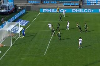 El insólito golazo en contra en Copa Argentina: el árbitro lo consoló y, al final, sus compañeros lo salvaron en los penales