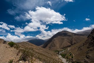 Un auto cayó 60 metros por un barranco con seis personas a bordo