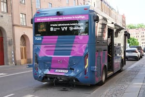 Un colectivo que se maneja solo chocó en su primer día de servicio en Suecia