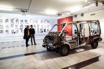 El vehículo, calado para hacer un abecedario de esténcil, eriza la piel de los visitantes