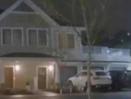 El vehículo cayó encima de una de las habitaciones de esta casa