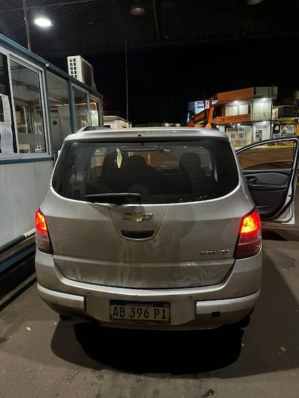 El vehículo Chevrolet gris detenido en el control fronterizo, donde se hallaron 188 panes de marihuana con un peso total de 112 kilos