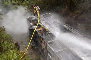 Un colectivo cayó a un abismo y se prendió fuego: hay 11 muertos y 20 heridos