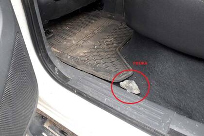 El vehículo de los guardaparques recibió varios piedrazos