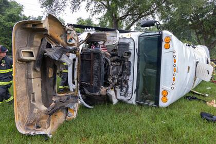 El vehículo de mayor porte terminó volcando en un campo a la vera de la carretera