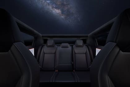 El vehículo es compatible para cinco ocupantes adultos sin restricciones significativas de espacio