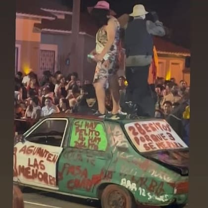 El vehículo hizo dos pasadas durante el desfile del sábado pasado en Roberts