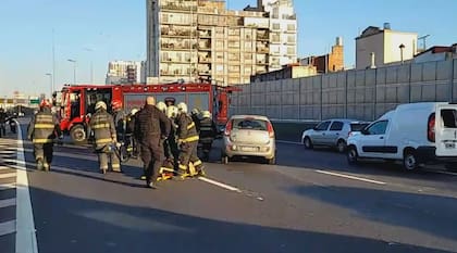 El vehículo, marca Fiat Palio, cruzó varios carriles, colisionó primero contra el guardarrail de la autopista, luego contra la estructura de hormigón, y quedó inconsciente en el medio de la calzada.