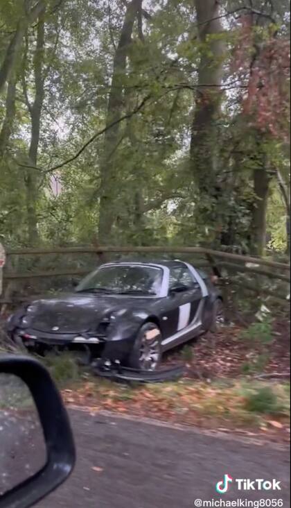 El vehículo parecía estar estacionado después del accidente