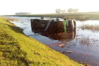 Volcó un ómnibus en la ruta 2: tres muertos, 23 heridos y el chofer, detenido