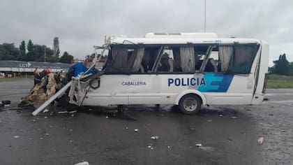 El vehículo policial colisionó contra un camión cisterna