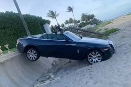 El vehículo quedó atascado sobre una barda de metro y medio de altura y la playa