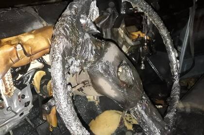 El vehículo quedó completamente destuido en su interior