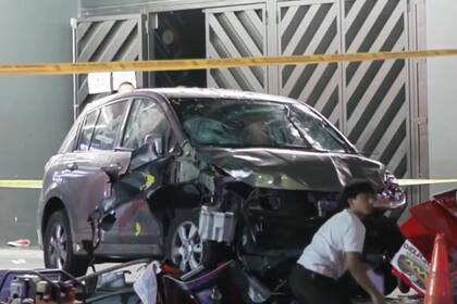 El vehículo quedó destrozado, según informaron las autoridades, en las inmediaciones del club de Los Ángeles