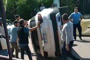 El vehículo quedó parado de costado