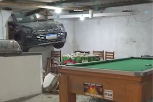 Un hombre quiso evitar un robo, atropelló a dos motochorros y su auto quedó incrustado en un bar