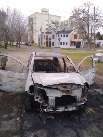 El vehículo robado fue quemado poco después por los delincuentes