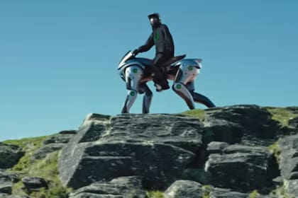 El vehículo se distingue por su arquitectura de cuatro patas robóticas, diseñada para adaptarse a múltiples tipos de terreno