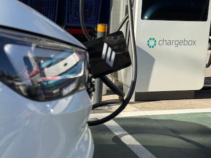 El vehículo tiene una autonomía de 330 kilómetros