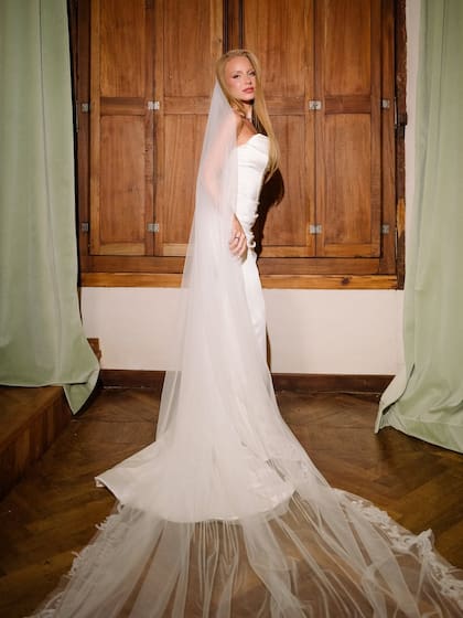 El velo, de confección artesanal, fue realizado en tul de seda bordado en organza italiana calada
Fotos: @mauriciogaray_