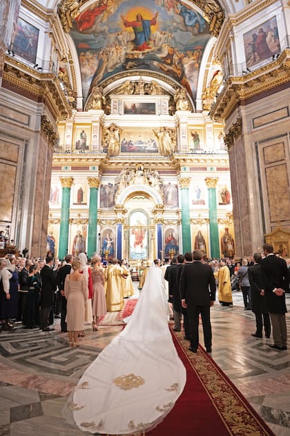 El velo de la novia, de seis metros de largo, estaba bordado con el escudo de la dinastía Románov. La catedral de San Isaac, en la que se realizó la ceremonia, fue construida en el siglo XIX y es considerada un monumento de estilo neoclásico ruso. 