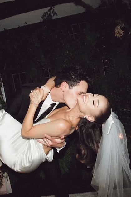 El velo que usó Ariana Grande en su casamiento tenía un moño blanco, al igual que el que usó el personaje de Audrey Hepburn en Funny Face (Foto: Instagram @arianagrande)