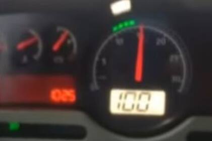 El velocímetro en 100 fue solo una de las irregularidades que el propio "Renolito" registró en una serie de videos que se viralizaron en las redes