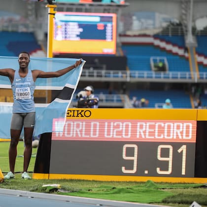 El velocista de 19 años de Botsuana se impone en el Mundial sub-20 con el récord mundial de la categoría en 9,91s en los 100 metros