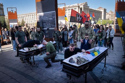 El velorio en honor a dos soldados ucranianos caídos en combate contra Rusia, en Kiev, Ucrania, el 9 de abril de 2024. (Foto AP/Efrem Lukatsky)