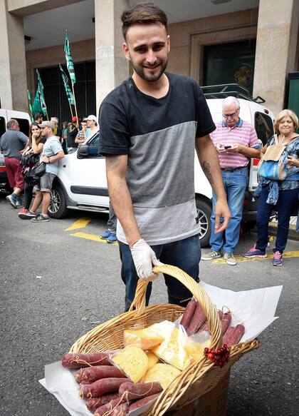 El vendedor al que le decomisaron la mercadería en la zona de Once el miércoles y cuya foto se hizo viral en redes sociales aseguró hoy que le gustaría tener otro trabajo y pidió que la Policía le devuelva la canasta que utiliza para vender