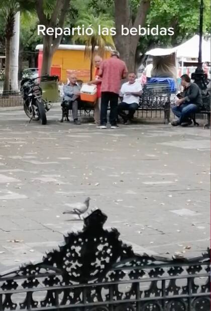 El vendedor regaló todas las botellas de agua a pesar de que el tiktoker se las pagó