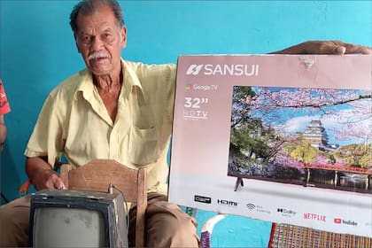 El venezolano fanático del béisbol recibió como regalo una televisión nueva tras volverse viral por observar el partido contra Italia en un modelo que transmitía imágenes en blanco y negro