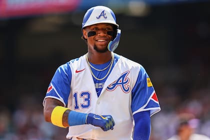 El venezolano Ronald Acuña Jr., de los Bravos de Atlanta, sonríe en el juego del sábado 14 de junio de 2025, ante los Rockies de Colorado. (AP Foto/Colin Hubbard)