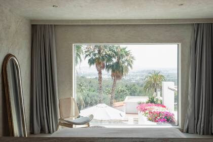 El ventanal, de paño entero, recorta el paisaje como una foto.