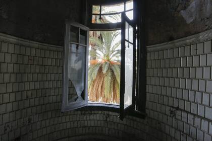 El ventanal del primer piso de la torre del castillo donde funcionaba el baño de la planta alta. Conserva sus azulejos originales