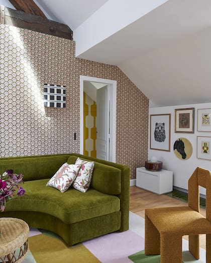 El verde de la cocina es el mismo del empapelado y muy similar al del sof´s 'Virgule' tapizado en chenille verde oliva (Pierre Frey).